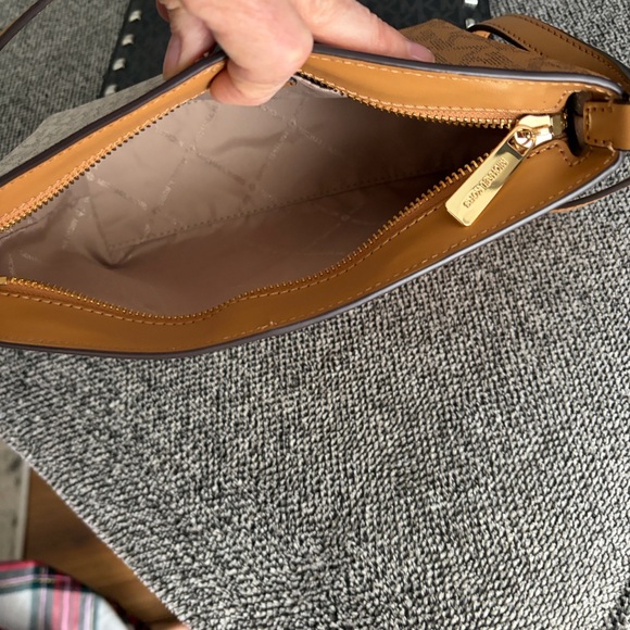 Michael Kors Jet Set two toned Logo Crossbody Bag - Picture 6 of 6